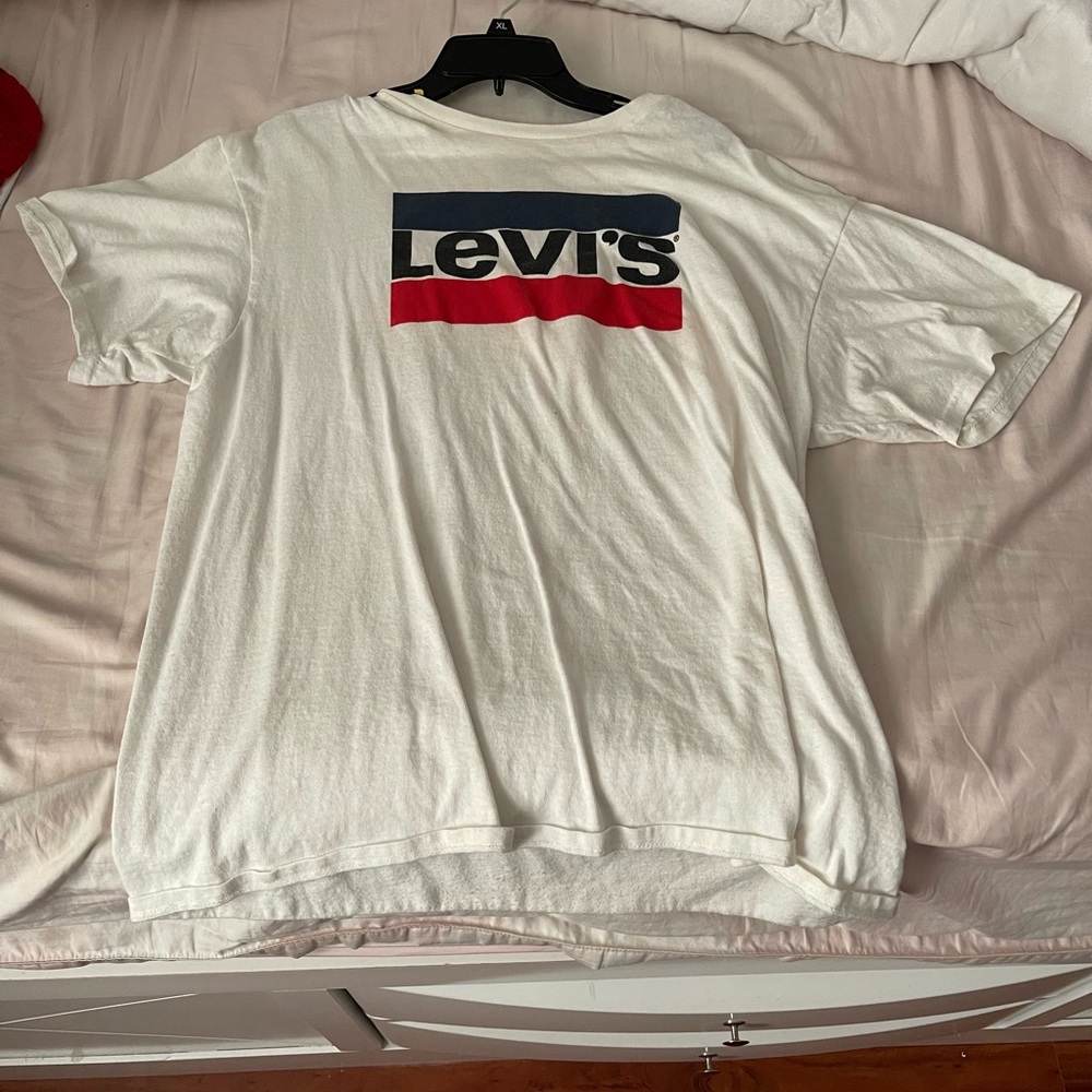 White Levi Tshirt